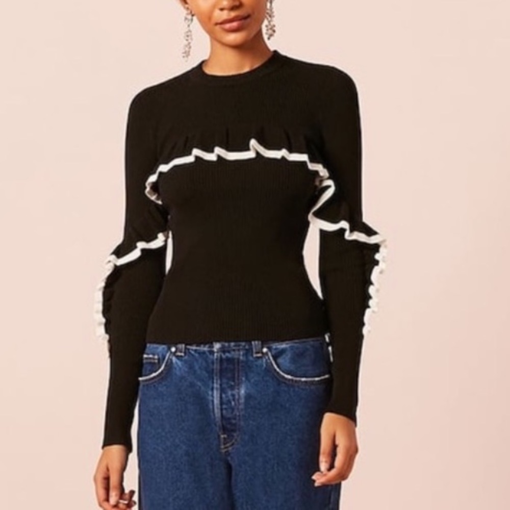 Black & White Ruffle long sleeve ribbed top 🖤